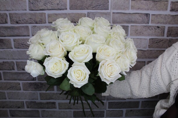 25 белых пионовидных роз, артикул F1250310 - 20936 рублей, доставка по городу. Flawery - доставка цветов