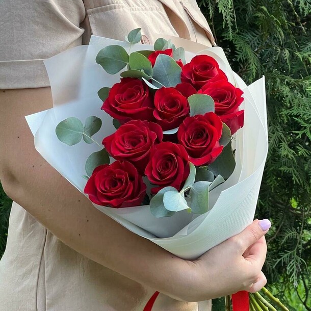 9 роз с эвкалиптом, артикул F1420627 - 5566 рублей, доставка по городу. Flawery - доставка цветов