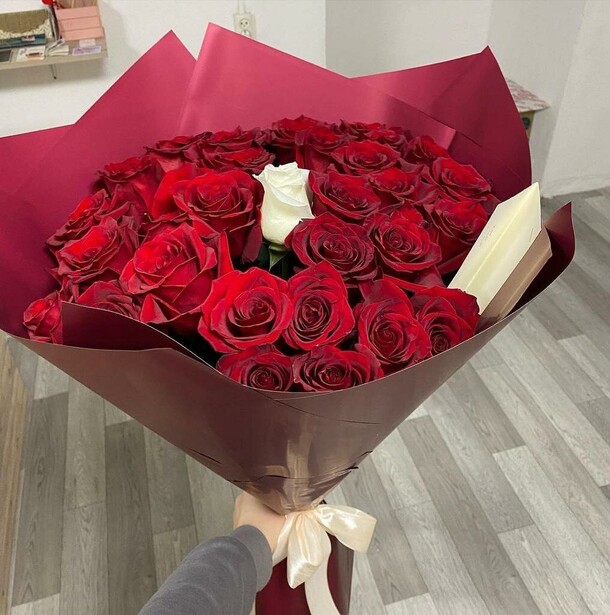35 роз, артикул F1168794 - 6299 рублей, доставка по городу. Flawery - доставка цветов