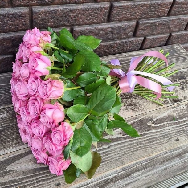 Букет из розы 55, артикул F1168963 - 13034 рублей, доставка по городу. Flawery - доставка цветов