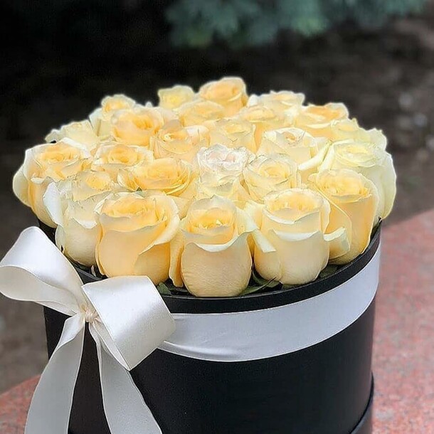 Белые розы в коробке, артикул F1169305 - 6999 рублей, доставка по городу. Flawery - доставка цветов