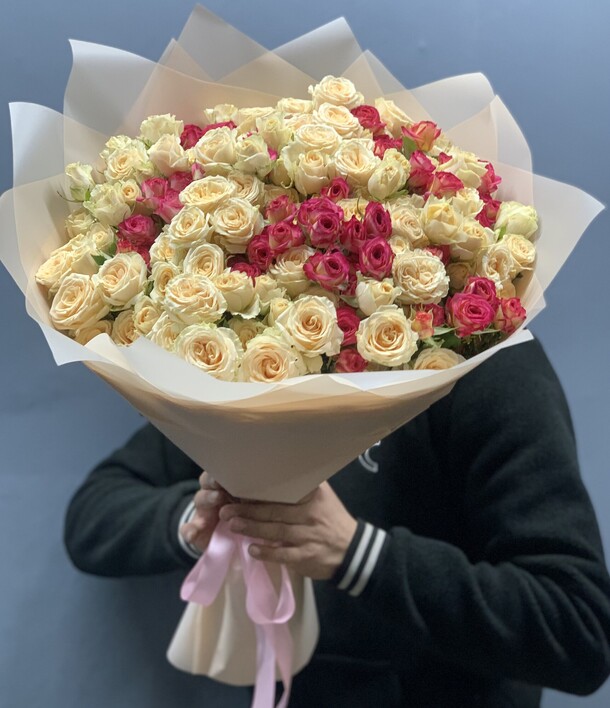 Букет микс из кустовых роз, артикул F1170010 - 16099 рублей, доставка по городу. Flawery - доставка цветов