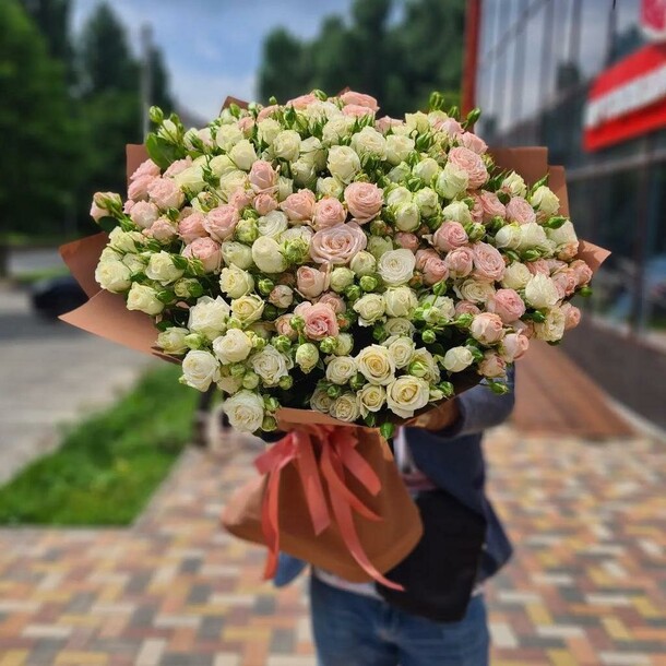 101 кустовых роз, артикул F1170025 - 59091 рублей, доставка по городу. Flawery - доставка цветов