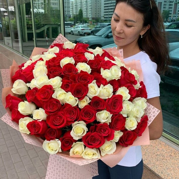 101 роза микс, артикул F1170317 - 17999 рублей, доставка по городу. Flawery - доставка цветов