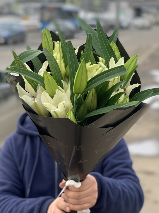 Лилия белая, артикул F1170647 - 14118 рублей, доставка по городу. Flawery - доставка цветов