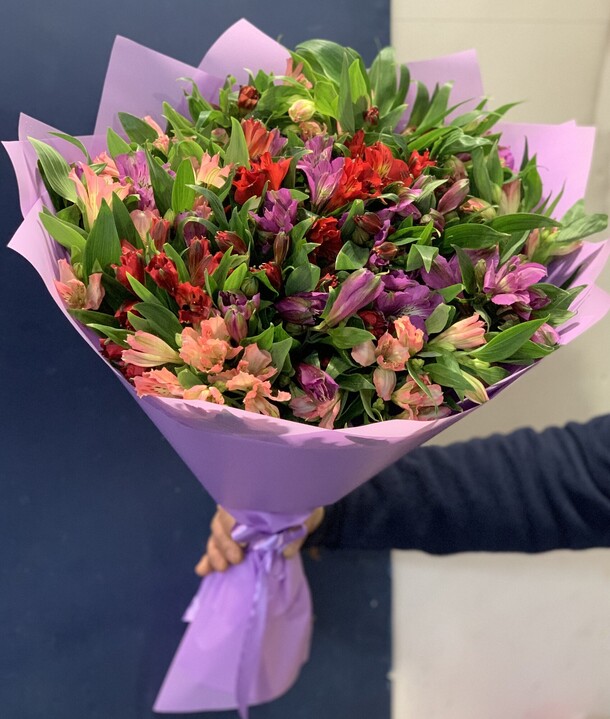 Альстромерия микс, артикул F1170699 - 4250 рублей, доставка по городу. Flawery - доставка цветов