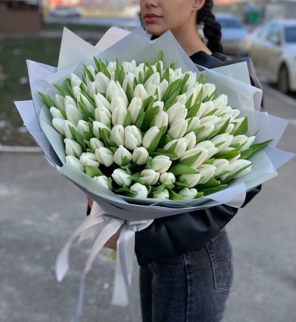 Букет из 101 белых тюльпанов, артикул F1172681 - 29999 рублей, доставка по городу. Flawery - доставка цветов