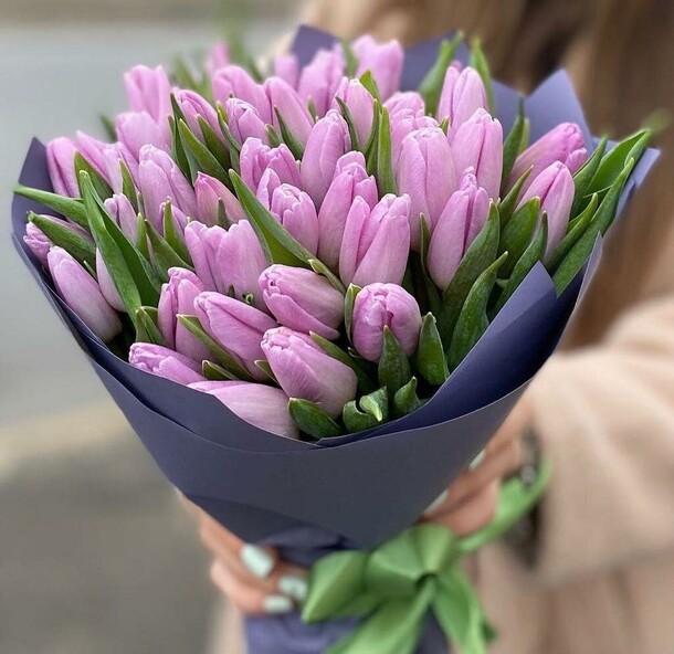 Букетик 51 тюльпан, артикул F1174402 - 15400 рублей, доставка по городу. Flawery - доставка цветов