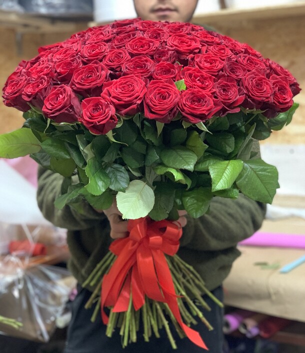 Букет из 77 роз, артикул F1178358 - 16886 рублей, доставка по городу. Flawery - доставка цветов