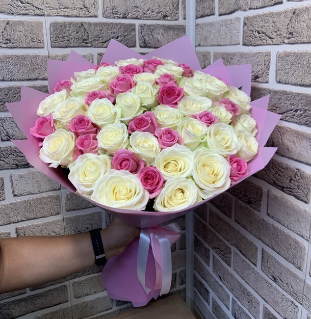 51 роза микс, артикул F1198811 - 10299 рублей, доставка по городу. Flawery - доставка цветов