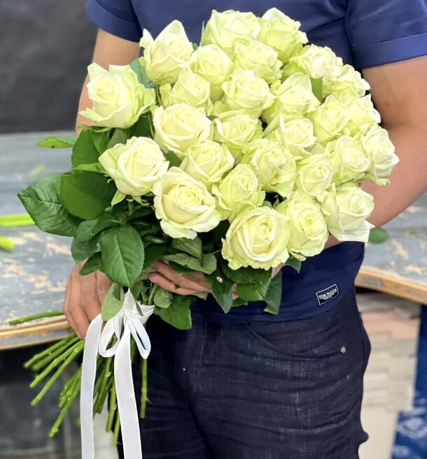 25 белых роз, артикул F1199388 - 5799 рублей, доставка по городу. Flawery - доставка цветов