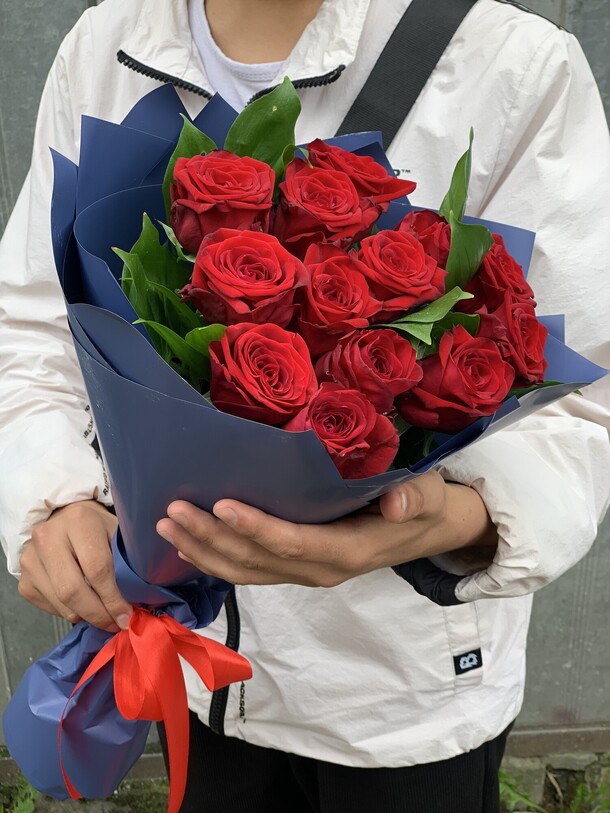 13 роз, артикул F1211953 - 3288 рублей, доставка по городу. Flawery - доставка цветов