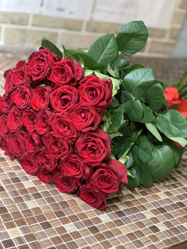 Роза 🌹, артикул F1213750 - 5699 рублей, доставка по городу. Flawery - доставка цветов