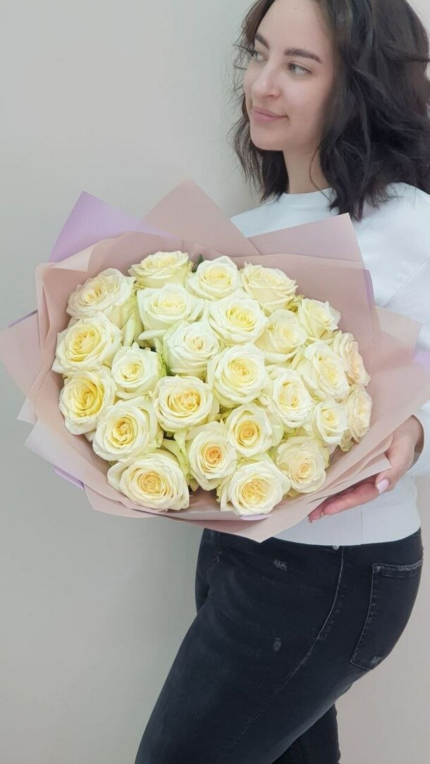 25 роз, артикул F1222832 - 5677 рублей, доставка по городу. Flawery - доставка цветов