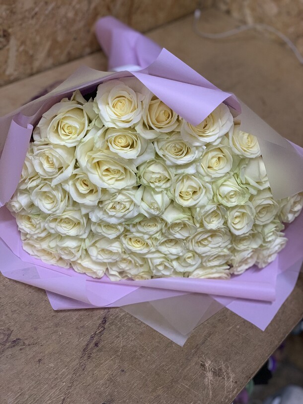 45 белых роз, артикул F1224772 - 7999 рублей, доставка по городу. Flawery - доставка цветов