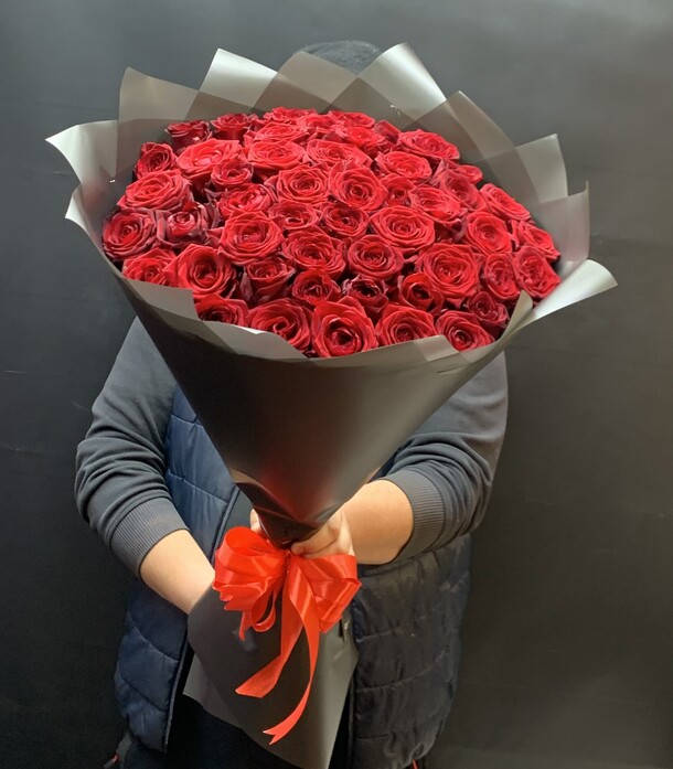 51 роз ( 70 см ), артикул F1245326 - 16888 рублей, доставка по городу. Flawery - доставка цветов