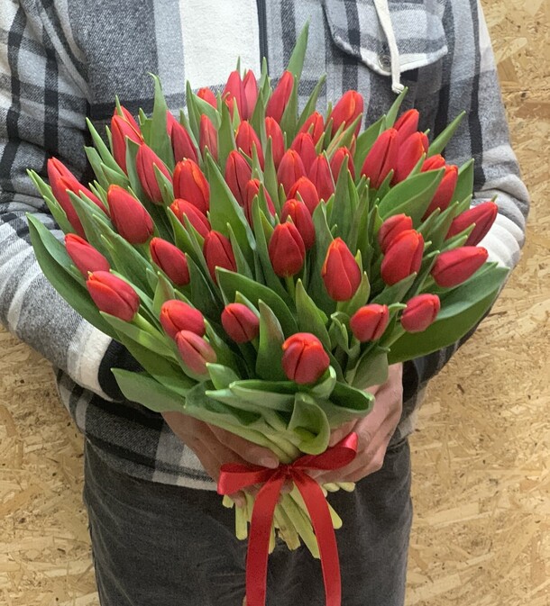 51 тюльпан красные, артикул F1248823 - 15999 рублей, доставка по городу. Flawery - доставка цветов