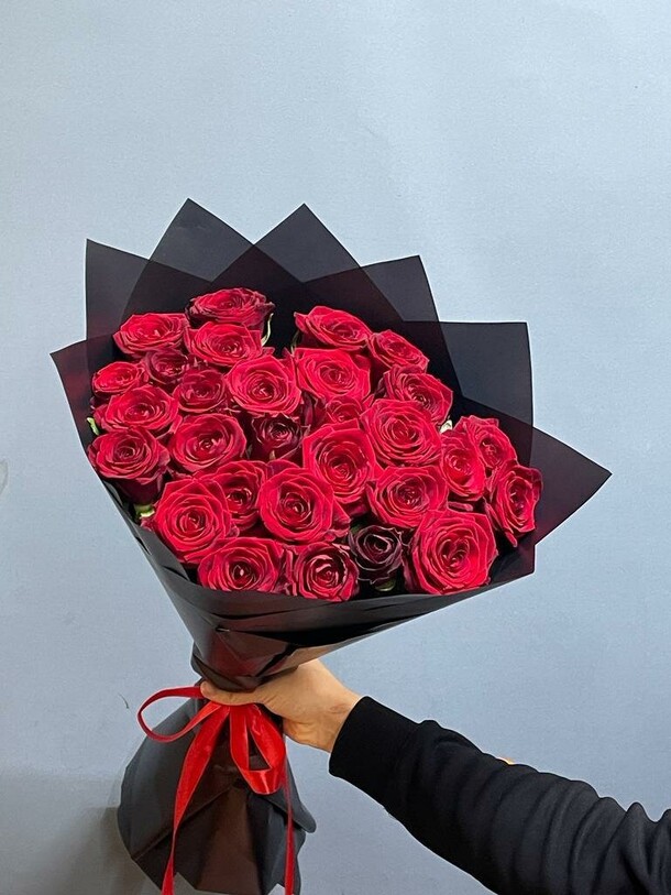Роза в чёрном упаковка, артикул F1253049 - 6899 рублей, доставка по городу. Flawery - доставка цветов