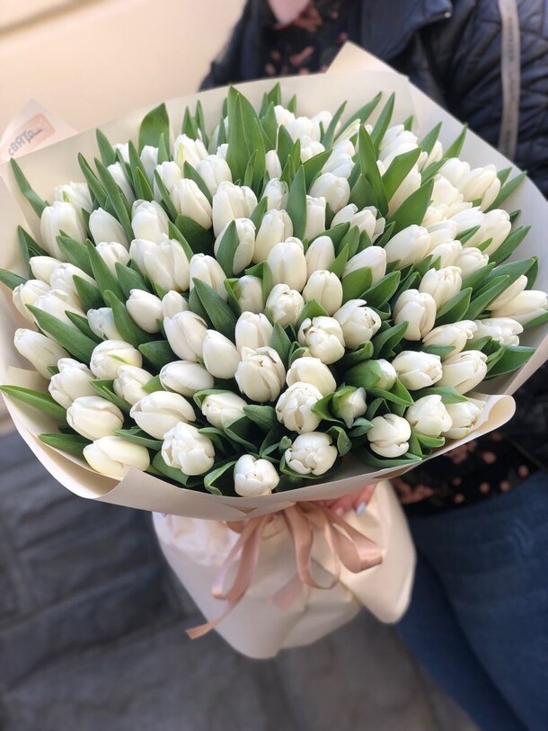 Букет из белый 101 тюльпан, артикул F1256995 - 29999 рублей, доставка по городу. Flawery - доставка цветов