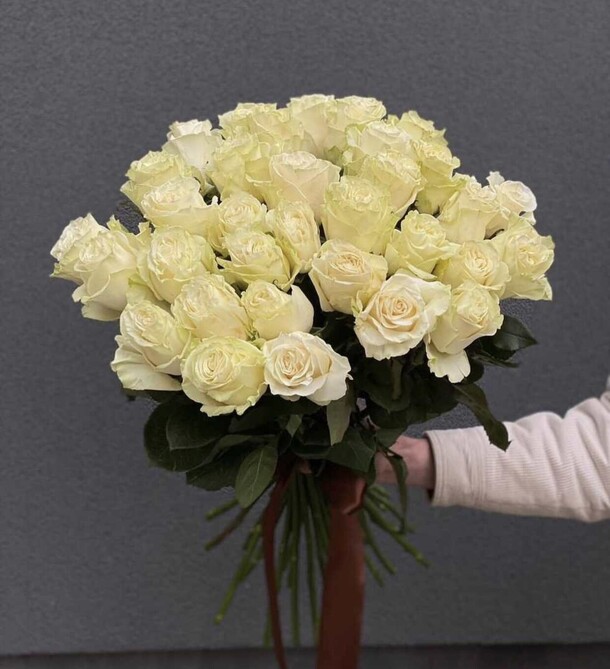 Розы белые, артикул F1270572 - 7999 рублей, доставка по городу. Flawery - доставка цветов