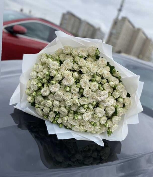 Кустовая роза белая, артикул F1271059 - 15015 рублей, доставка по городу. Flawery - доставка цветов