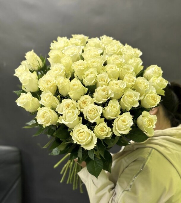 51 роза эквадор, артикул F1274791 - 16580 рублей, доставка по городу. Flawery - доставка цветов