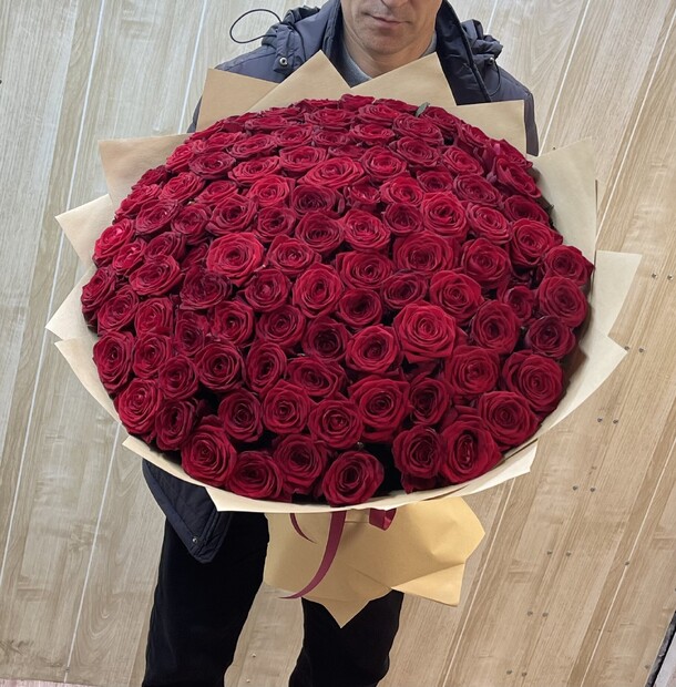 101 роза красная, артикул F1274855 - 15999 рублей, доставка по городу. Flawery - доставка цветов