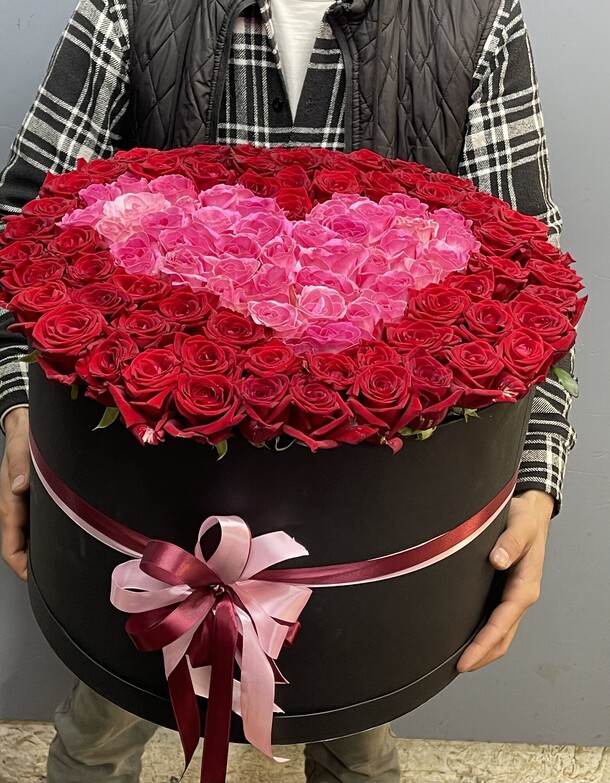 101 роза в коробке, артикул F1276846 - 22880 рублей, доставка по городу. Flawery - доставка цветов