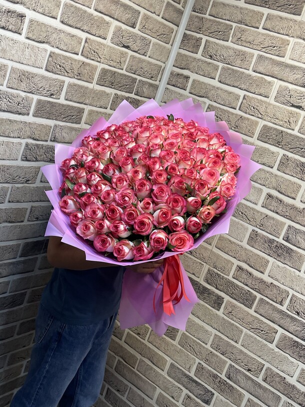 101 роза джумилия, артикул F1278794 - 24800 рублей, доставка по городу. Flawery - доставка цветов