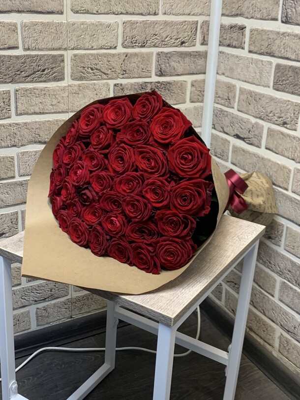 Букет из 35 роз, артикул F1281850 - 6799 рублей, доставка по городу. Flawery - доставка цветов