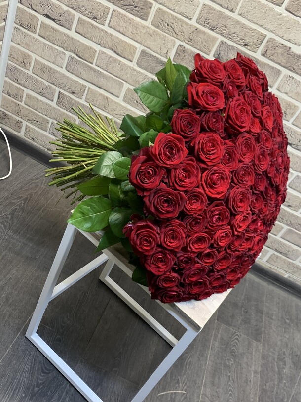 101 роза под ленту, артикул F1282724 - 29999 рублей, доставка по городу. Flawery - доставка цветов