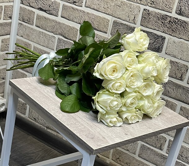 Белая роза 15, артикул F1283474 - 3099 рублей, доставка по городу. Flawery - доставка цветов