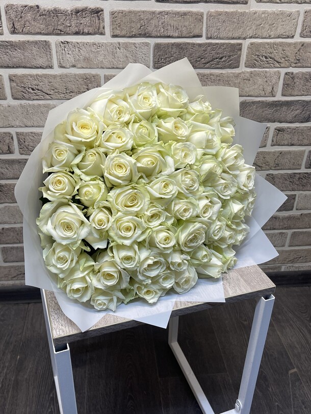 Белые розы, артикул F1285509 - 8999 рублей, доставка по городу. Flawery - доставка цветов