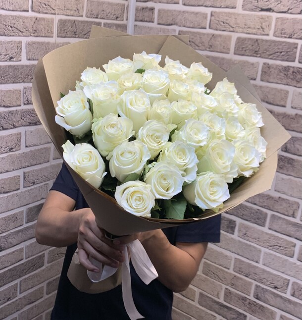 Белая роза 29, артикул F1289460 - 9200 рублей, доставка по городу. Flawery - доставка цветов