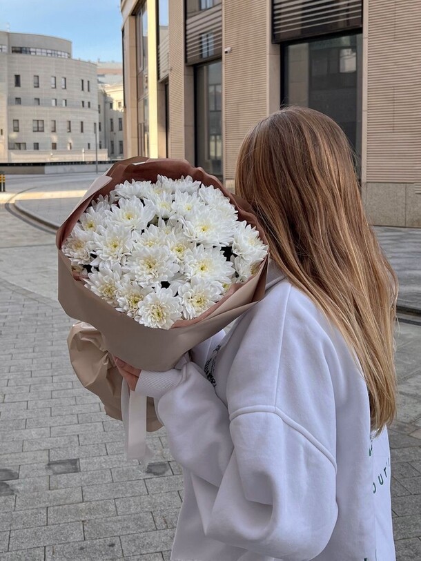 Хризантема кустовая белая, артикул F1298598 - 3727 рублей, доставка по городу. Flawery - доставка цветов