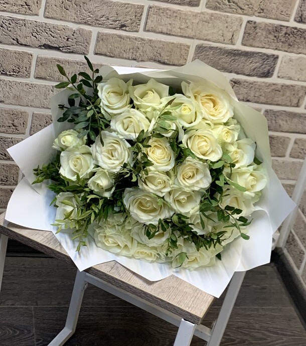 Роза белая 25, артикул F1305396 - 5999 рублей, доставка по городу. Flawery - доставка цветов