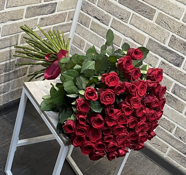 Роза гигант, артикул F1305690 - 16689 рублей, доставка по городу. Flawery - доставка цветов