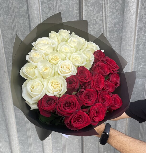 Букет красно белое, артикул F1308351 - 6399 рублей, доставка по городу. Flawery - доставка цветов