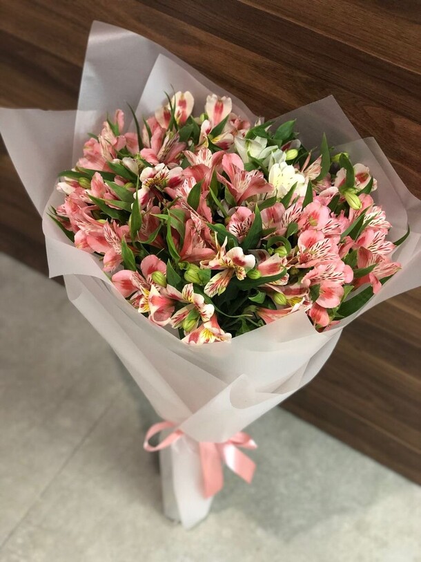 Букет 💐, артикул F1308442 - 3900 рублей, доставка по городу. Flawery - доставка цветов