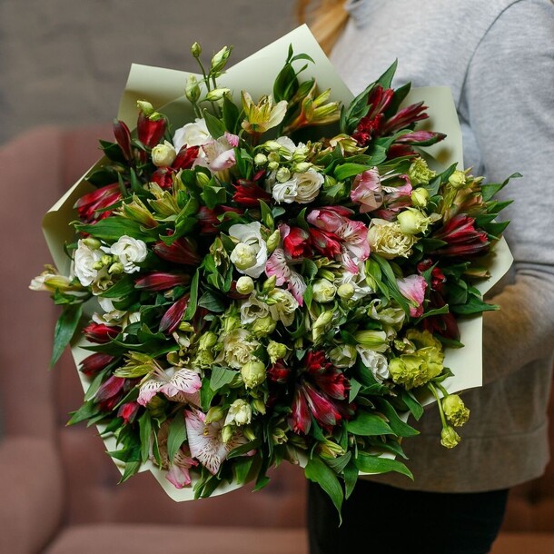 Букет из альстромерии, артикул F1308952 - 5999 рублей, доставка по городу. Flawery - доставка цветов