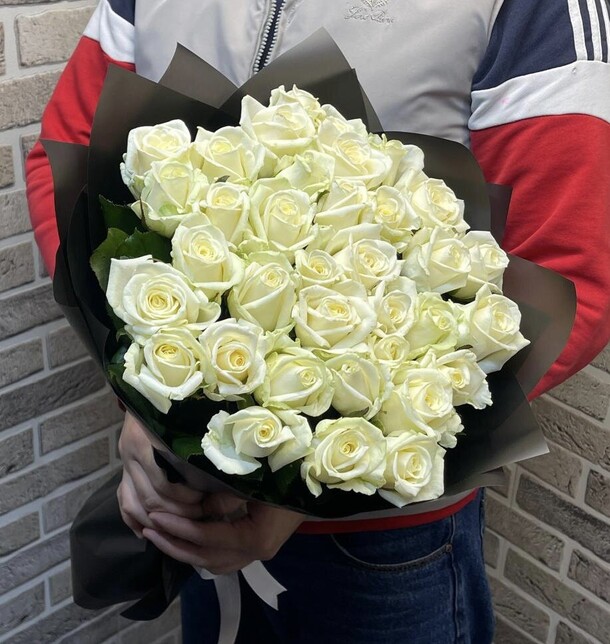 Букет из белых роз, артикул F1331302 - 6099 рублей, доставка по городу. Flawery - доставка цветов