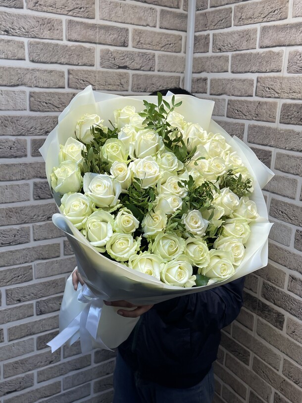 Белые розы 51, артикул F1331586 - 9999 рублей, доставка по городу. Flawery - доставка цветов