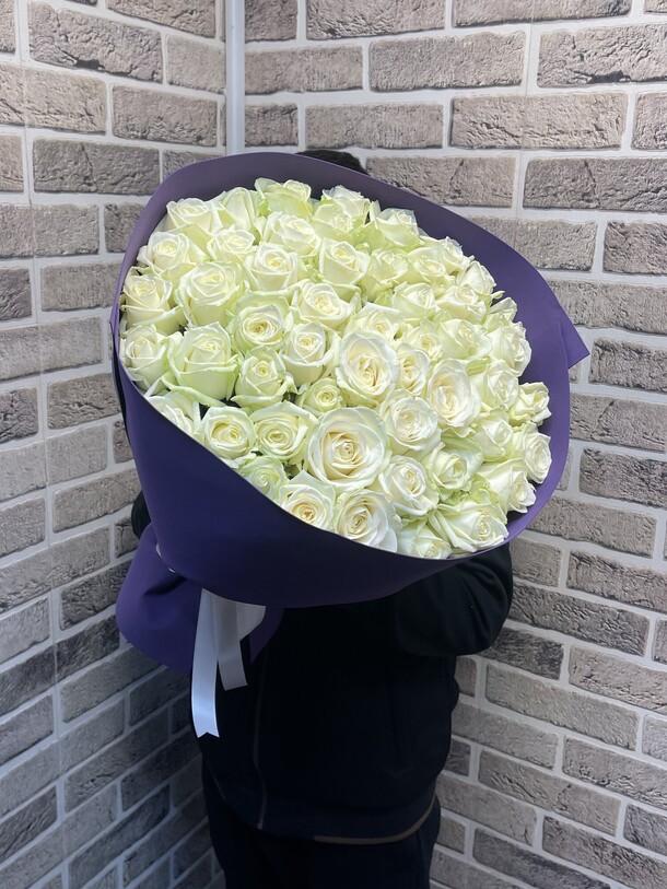 Белая роза, артикул F1331983 - 8999 рублей, доставка по городу. Flawery - доставка цветов