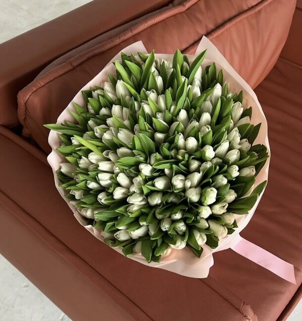 101 белые тюльпаны, артикул F1333965 - 29999 рублей, доставка по городу. Flawery - доставка цветов