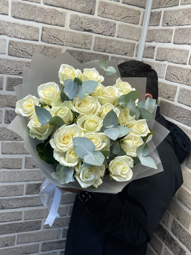 Белые розы с эвкалиптом, артикул F1334231 - 7119 рублей, доставка по городу. Flawery - доставка цветов