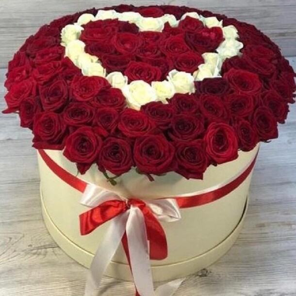 101 роза форме сердца в коробке, артикул F1360637 - 25980 рублей, доставка по городу. Flawery - доставка цветов