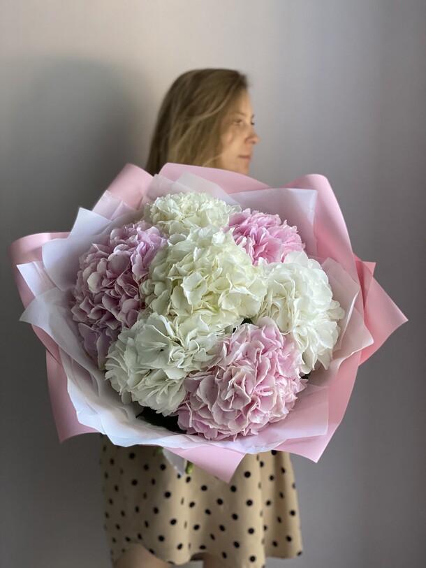 Монобукет гортензия 7 шт, артикул F1070823 - 9050 рублей, доставка по городу. Flawery - доставка цветов