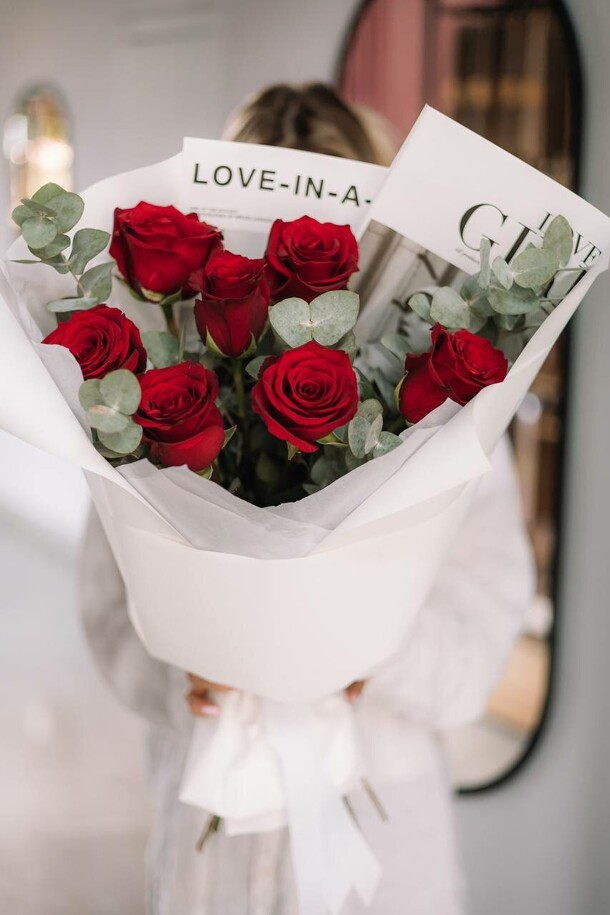 7 красных роз в стильной упаковке, артикул F1146773 - 4695 рублей, доставка по городу. Flawery - доставка цветов