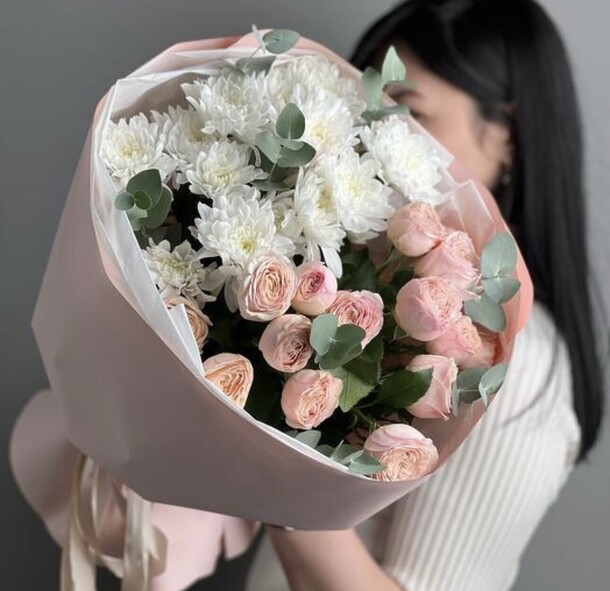 Стойкий нежный букет из хризантемы и пионовидных роз, артикул F1242212 - 4780 рублей, доставка по городу. Flawery - доставка цветов