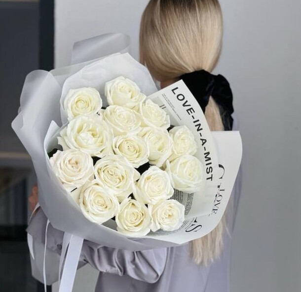 15 белых роз, белые розы букет, артикул F1242526 - 8500 рублей, доставка по городу. Flawery - доставка цветов